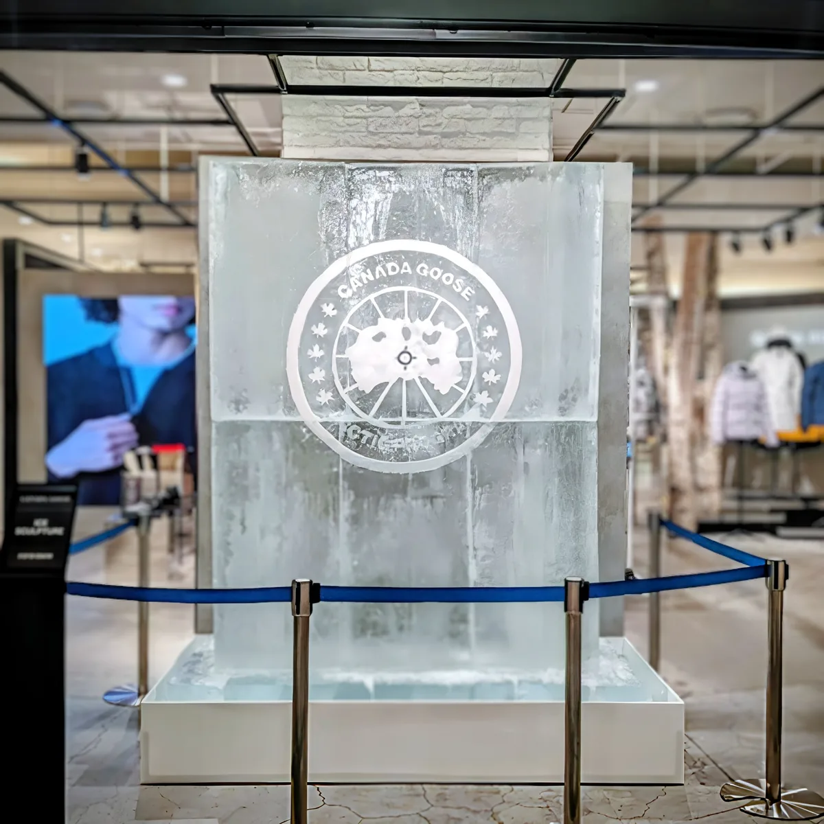 ブランドロゴ氷彫刻 — Canada Gooseのロゴを純氷に彫刻したストアイベント展示作品