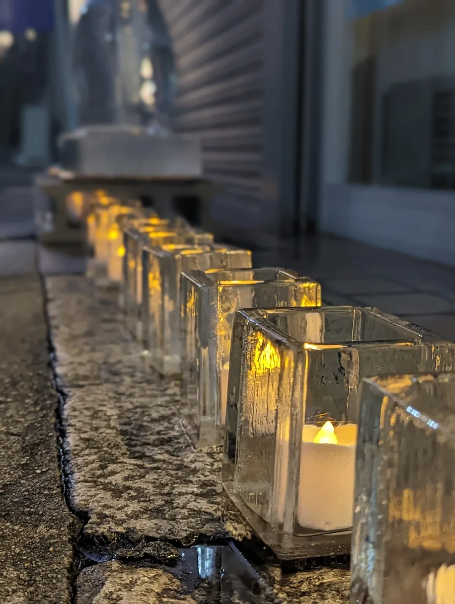 氷キャンドルホルダー — 純氷をくり抜いたキャンドルランタンを屋外に並べたイルミネーション（十三アート2022）