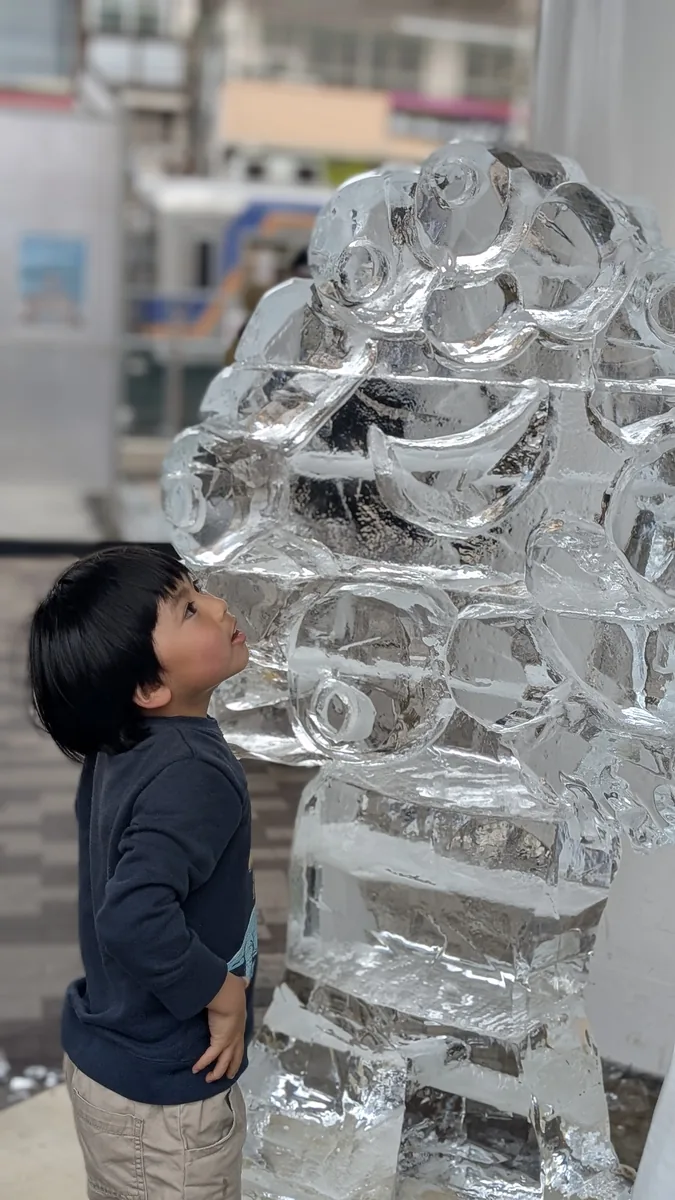 インタラクティブ氷彫刻 — 子どもが見上げるほどの大型氷彫刻アート展示