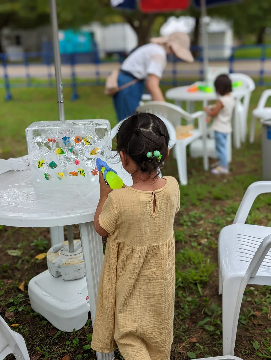 インタラクティブ氷アート — 子どもが氷の中の魚を水鉄砲で溶かして楽しむ参加型アクティビティ